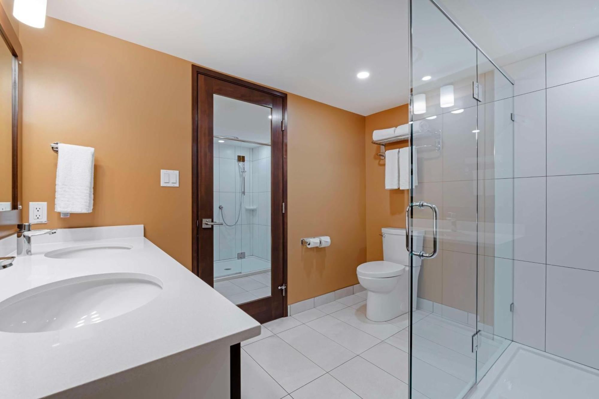 Best Western Plus Emerald Isle Hotel Sidney Exteriör bild