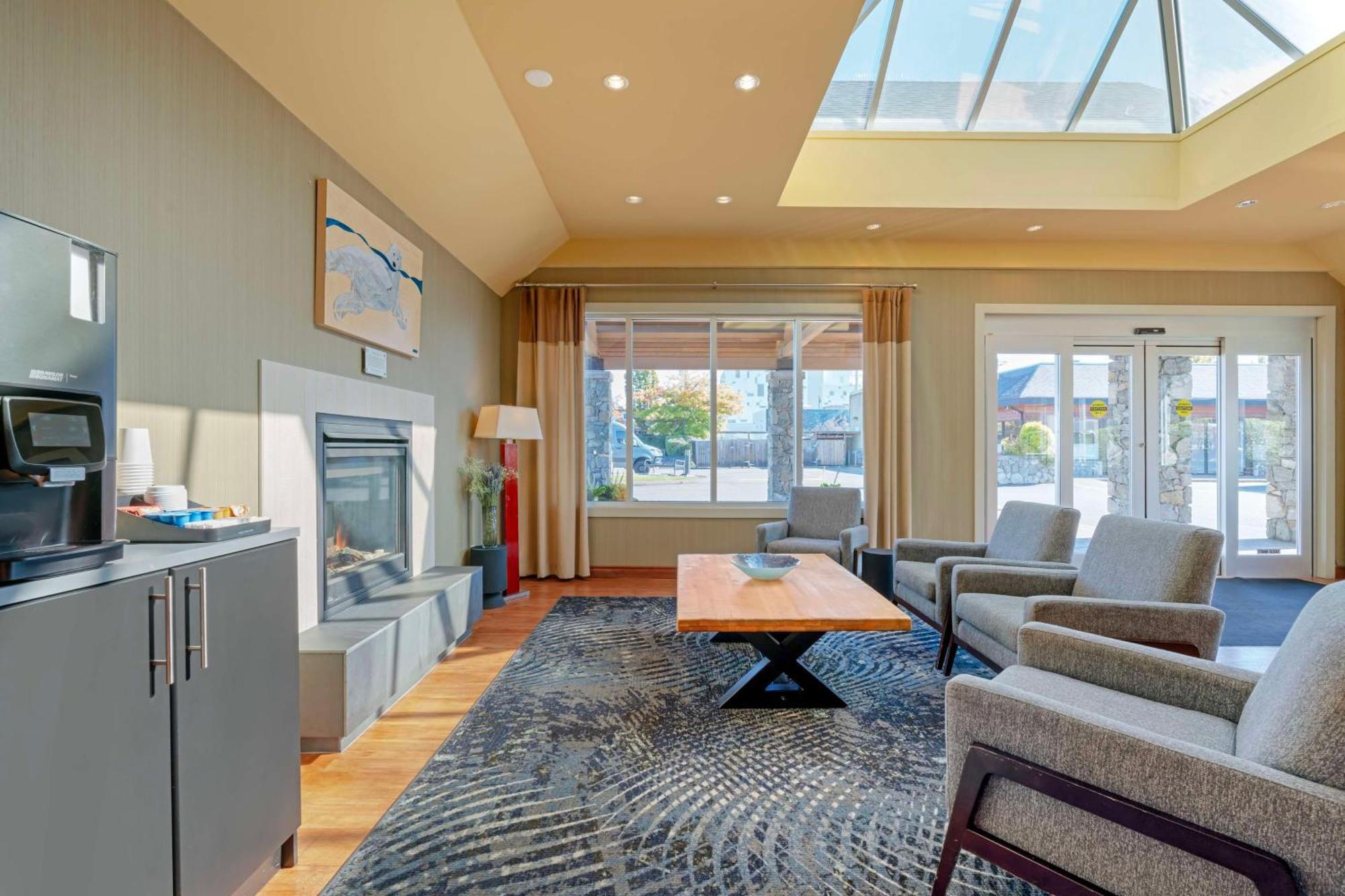 Best Western Plus Emerald Isle Hotel Sidney Exteriör bild