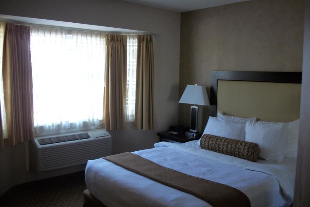 Best Western Plus Emerald Isle Hotel Sidney Exteriör bild